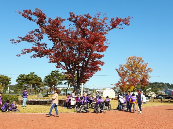 산책후  잠시 쉬어가는 것이라 그런지 더욱   꿀맛 같은 시간~~~  걷기로 만나는 자연도~    앉아 쉬면서 보는 자연도~   우리 어르신들은   즐겁고 행복한 시간 이었습니다