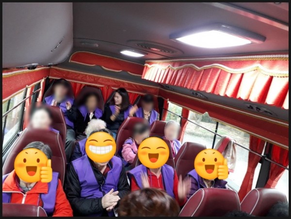 「팔공산으로 고고씽~~」  우리어르신들  오늘 따라 날씨가 궂었지만 얼굴들이 모두 모두   화사하니 들뜨셨네요~~  당신의 불편한 몸 때문에 다른 사람에거 피해가 갈까봐 한사코 거절하시던 어르신들도 함께 참여 할 수 있도록 하였답니당  1호차,2호차 두대로 우리어르신 들   신나는 음악과 함께  예쁜센터 쌤들과   자원봉사자 선생님들 공연으로   시끌벅적     소풍기분    완전 나네요~~우훗