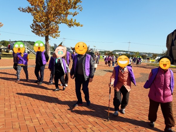  미세먼지 1도 없는날 ~~  정말 날씨 화창하고 높고   푸른 가을 하늘을 만낏하러  우리 어르신들 최무선 과학관에   다녀왔답니다.