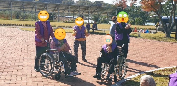 음악소리 에  짝짝짝 노래도 흥얼거리며   덩실덩실 우훗~~