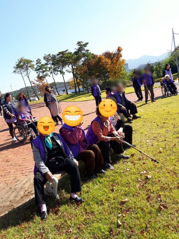 언제 아팟는지 모를정도에요   씩씩하게  다니고 계십니다  푸르른날~~  햇빛을 무한 으로 받고   계시네요.♥♥